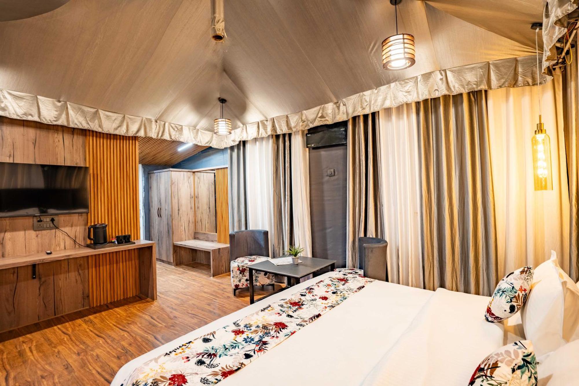 The Whispering Oaks Hotel Nainital Buitenkant foto