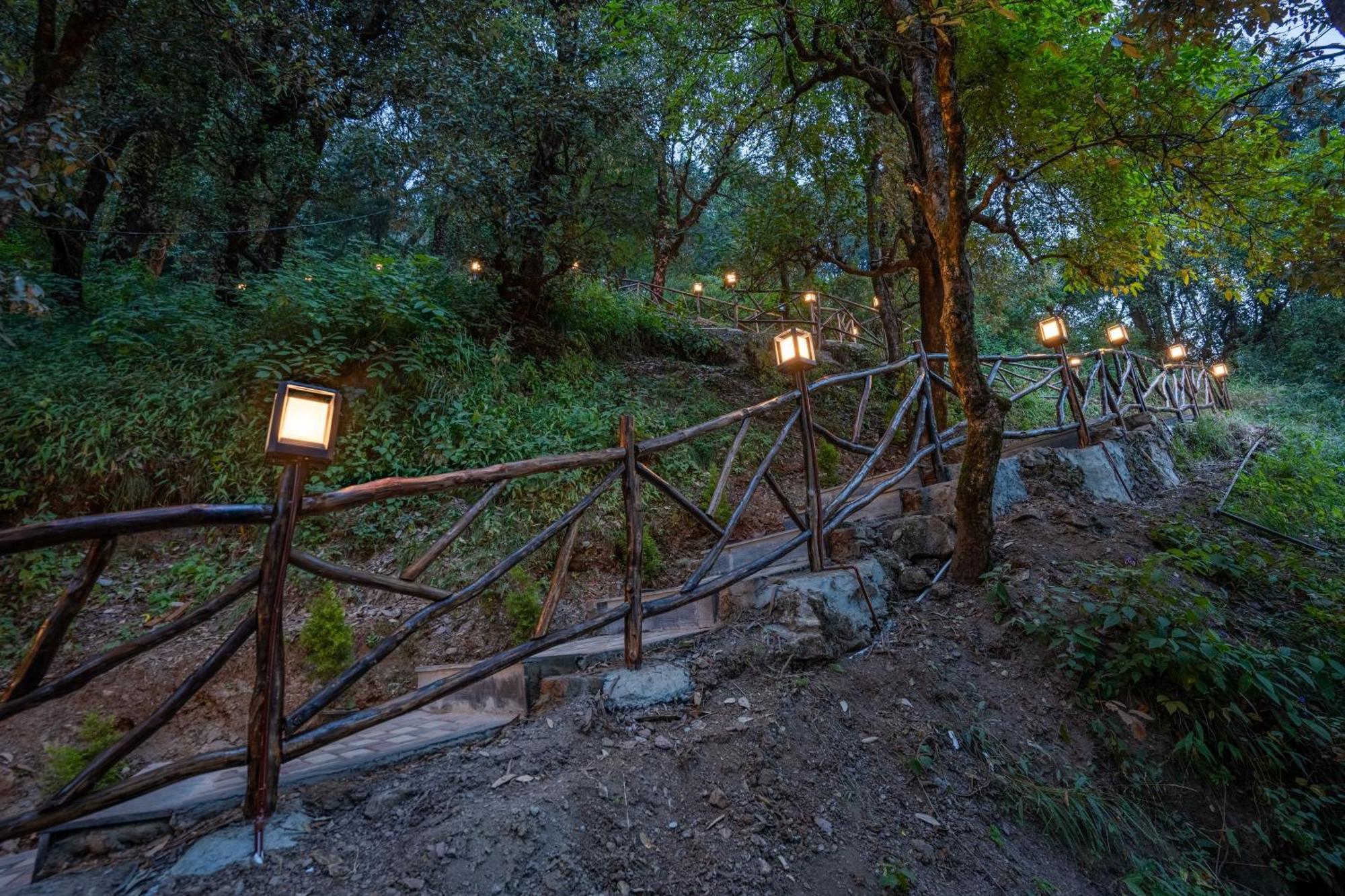 The Whispering Oaks Hotel Nainital Buitenkant foto