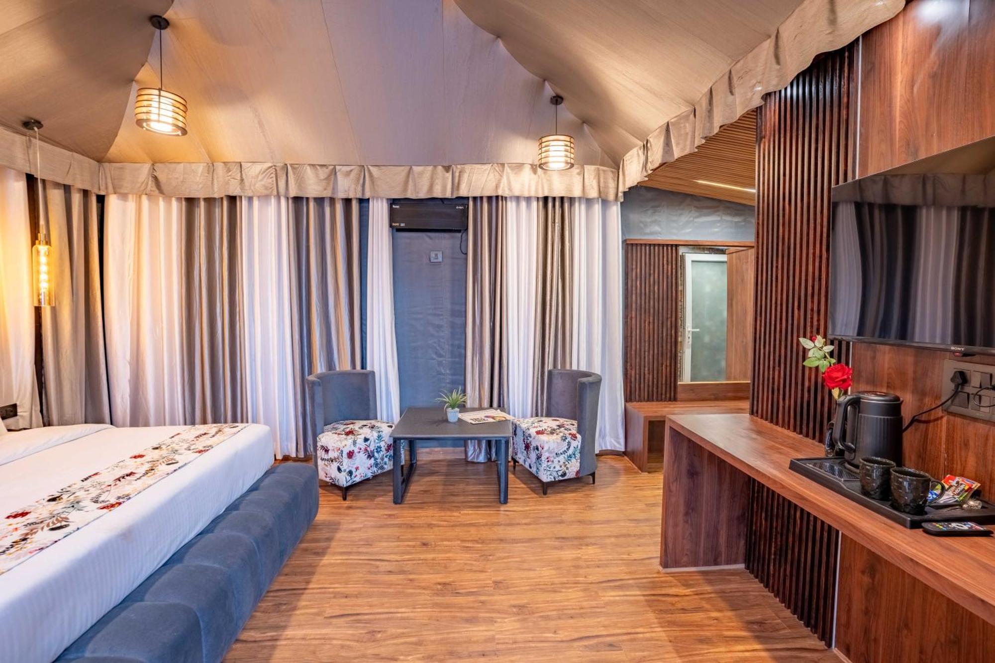 The Whispering Oaks Hotel Nainital Buitenkant foto
