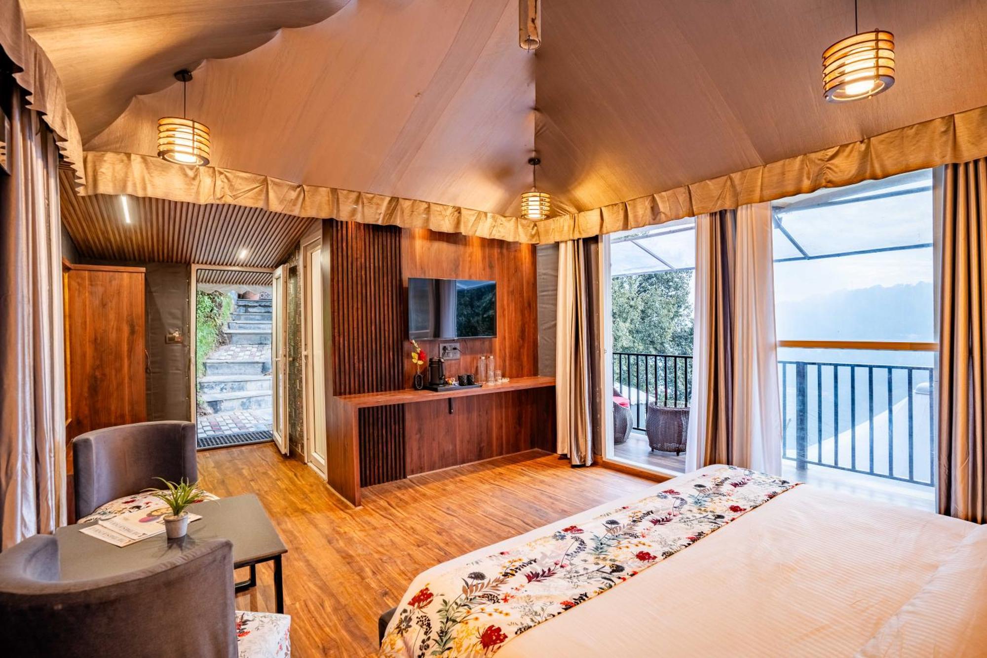 The Whispering Oaks Hotel Nainital Buitenkant foto