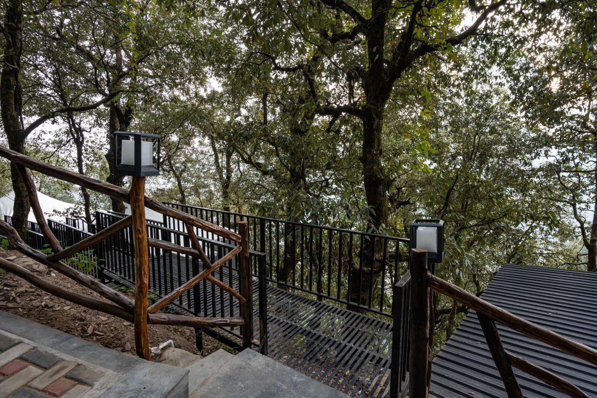 The Whispering Oaks Hotel Nainital Buitenkant foto