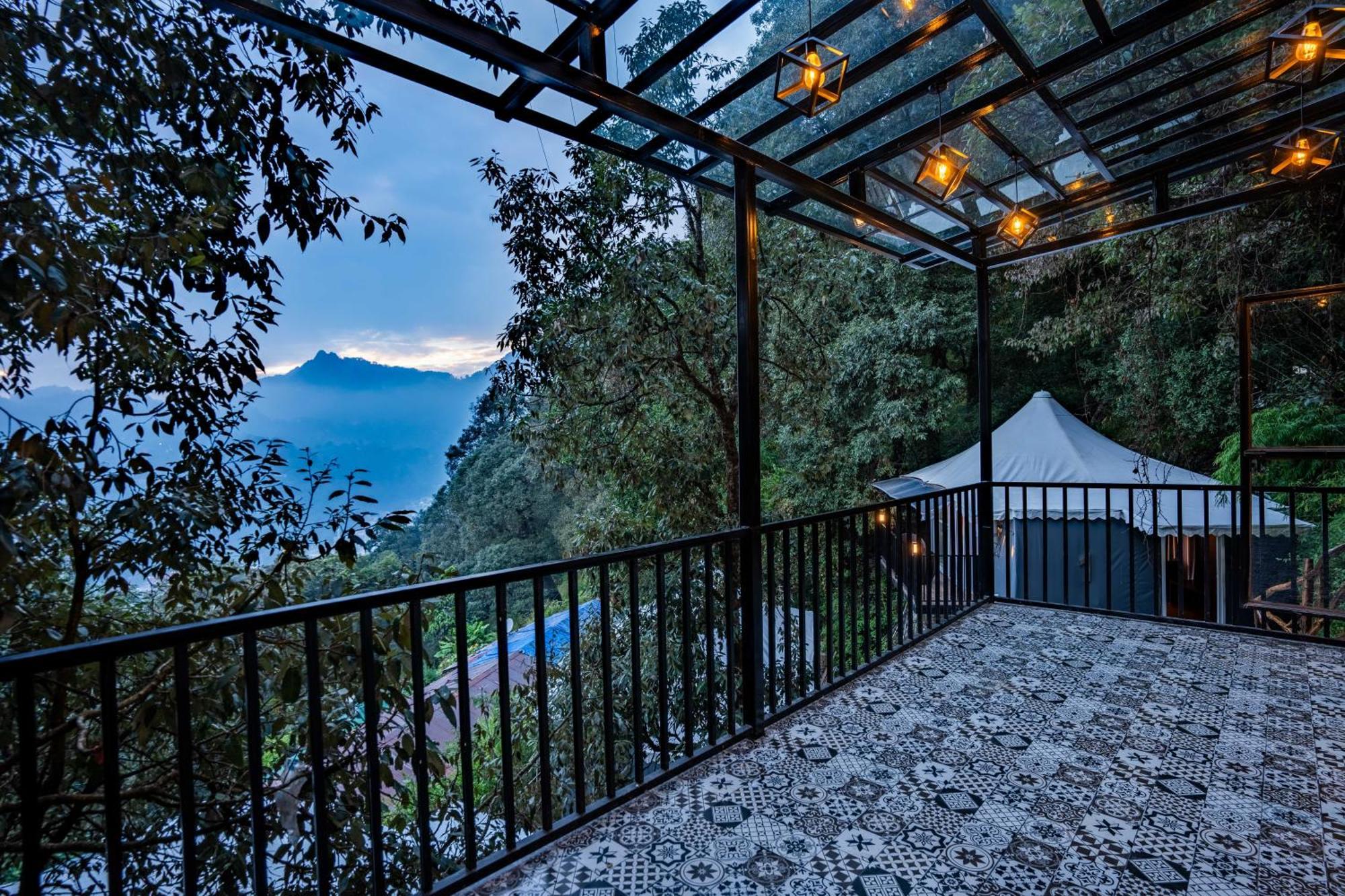 The Whispering Oaks Hotel Nainital Buitenkant foto