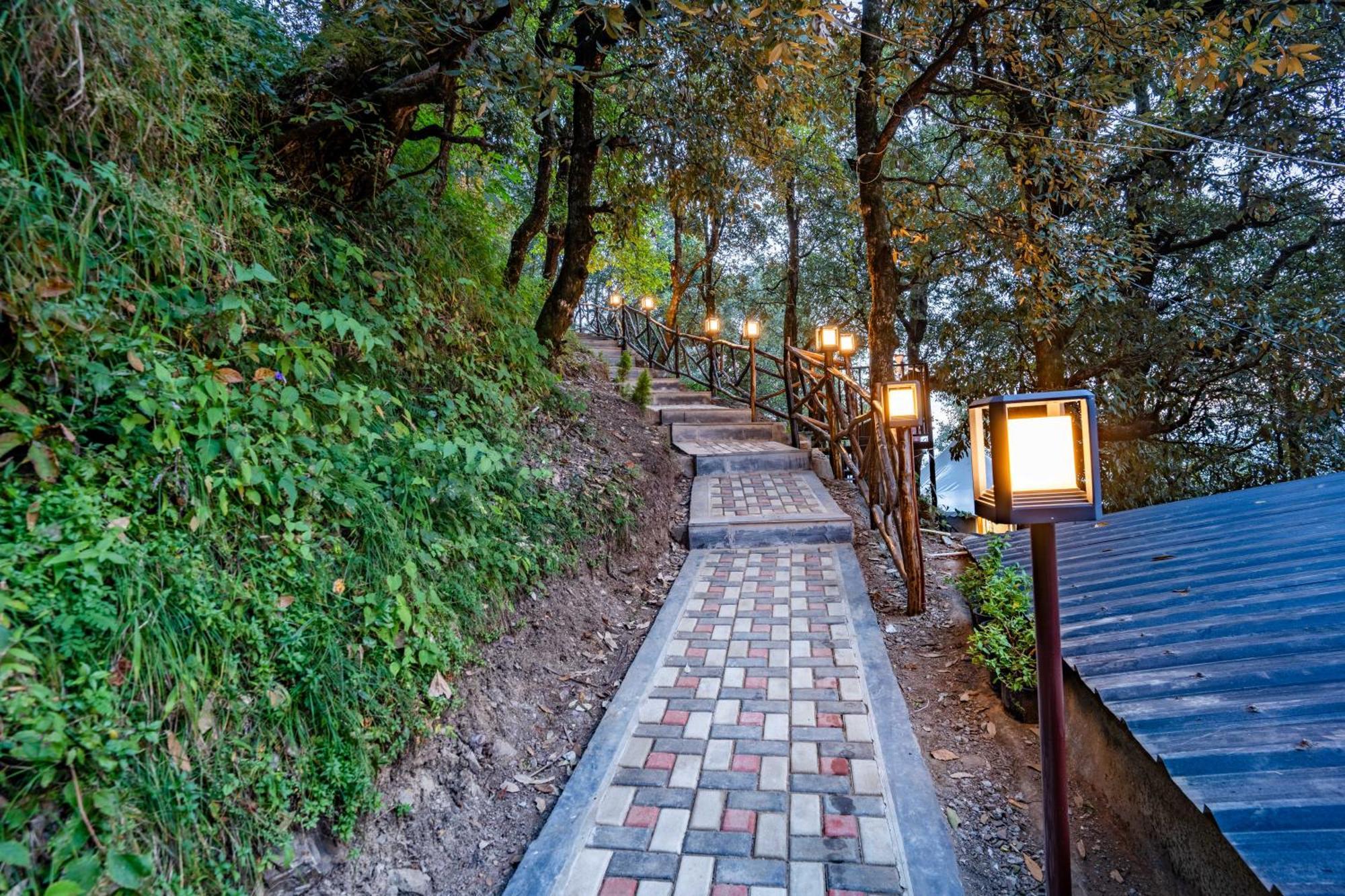 The Whispering Oaks Hotel Nainital Buitenkant foto